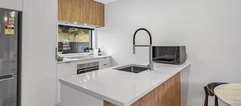 Sanctuary in St Albans: Chic 2-Bedroom Retreat