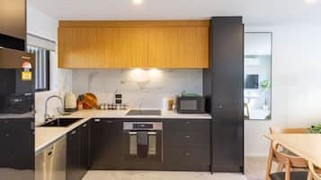 Lemari es, microwave, oven, dan kompor