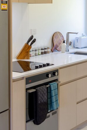 Een koelkast, een microgolfoven, een oven, een kookplaat