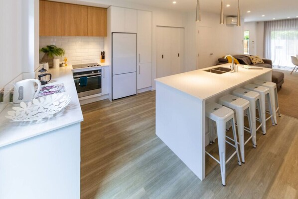 Réfrigérateur, four à micro-ondes, un four, surface de cuisson