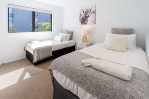 2 bedrooms, iron/ironing board, free WiFi, bed sheets - City Center Sanctuary - 2BR with Carpark (Christchurch)