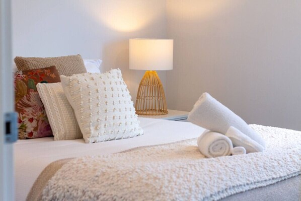 2 bedrooms, iron/ironing board, free WiFi, bed sheets - City Center Sanctuary - 2BR with Carpark (Christchurch)