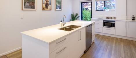 Refrigerador, microondas, horno, placa de cocina