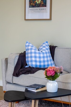 Smart TV - Leitch Cottage with carpark (Christchurch)