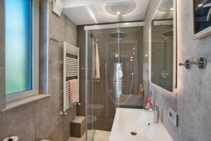 Shower, hair dryer, towels - Villa Vallegrande with Sea View, Wi-Fi, and Air Conditioning (Ospedaletti)