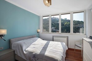 4 bedrooms, iron/ironing board, free WiFi, bed sheets