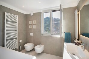 Dusche, Haartrockner, Handtücher