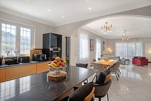 Dining - Villa Vallegrande with Sea View, Wi-Fi, and Air Conditioning (Ospedaletti)