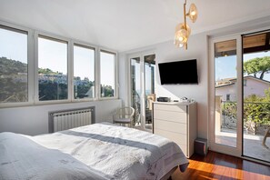 4 bedrooms, iron/ironing board, free WiFi, bed sheets - Villa Vallegrande with Sea View, Wi-Fi, and Air Conditioning (Ospedaletti)