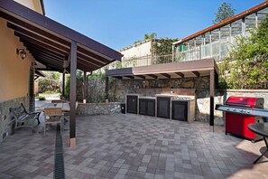 Outdoor dining - Villa Vallegrande with Sea View, Wi-Fi, and Air Conditioning (Ospedaletti)
