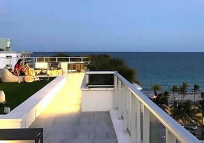 Terrace/patio - Beachfront Bliss: Studio with Super Rooftop Pool (Miami)