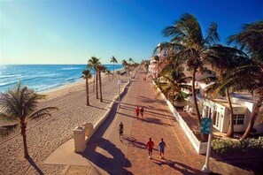 Beach - Beachfront Bliss: Studio with Super Rooftop Pool (Miami)