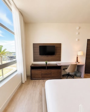 1 bedroom, iron/ironing board, WiFi, bed sheets - Beachfront Bliss: Studio with Super Rooftop Pool (Miami)