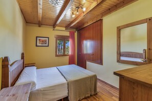 4 bedrooms, iron/ironing board, free WiFi, bed sheets