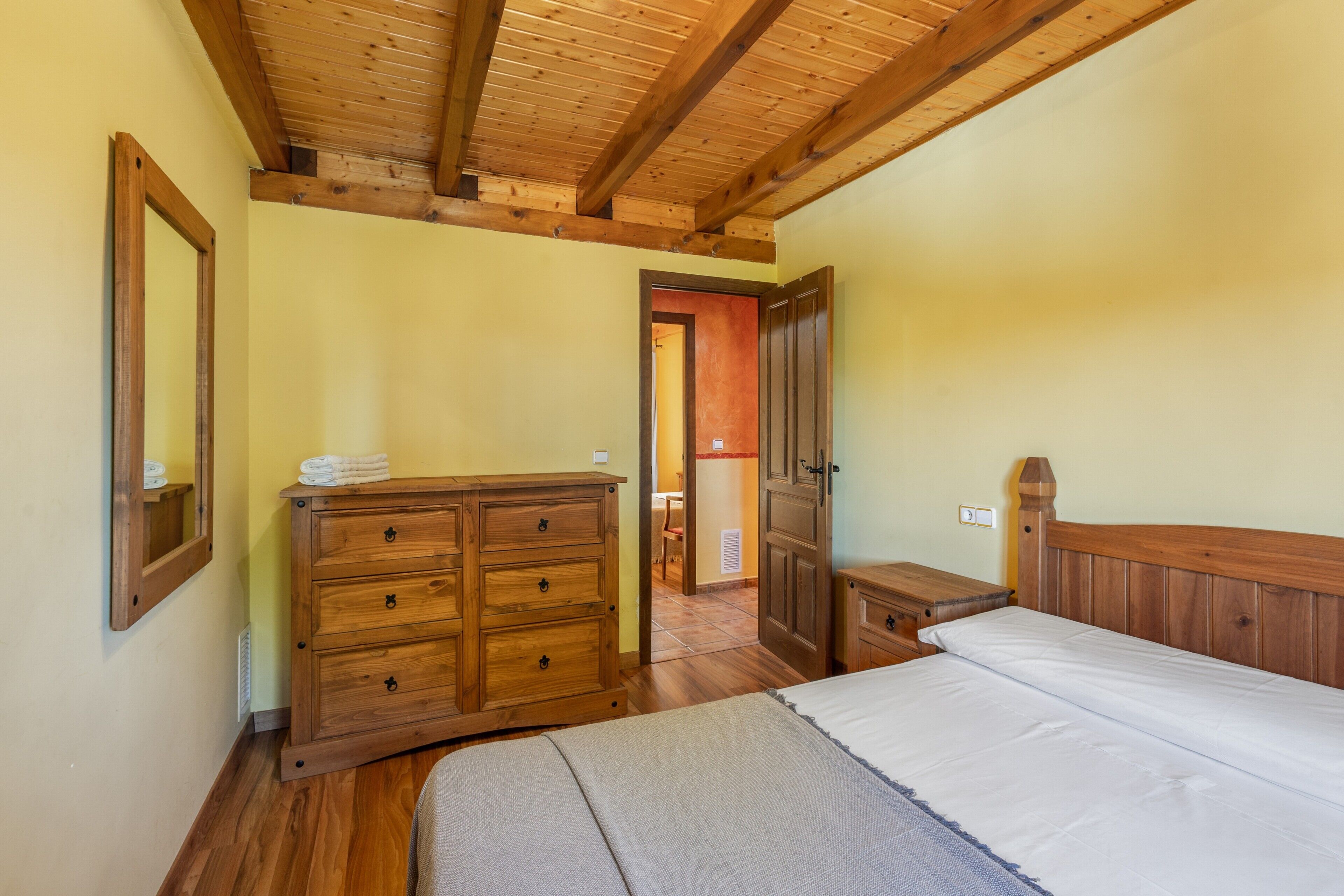 4 bedrooms, iron/ironing board, free WiFi, bed sheets
