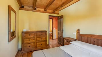 4 bedrooms, iron/ironing board, free WiFi, bed sheets