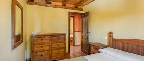 4 slaapkamers, een strijkplank/strijkijzer, gratis wifi, beddengoed