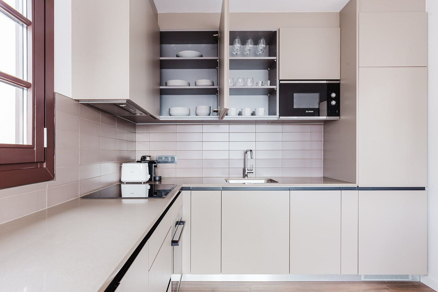 Frigorífico, microondas, horno y placa de cocina