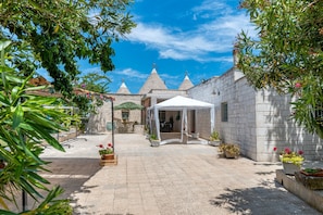 Terrace/patio - Trullo 'Chiru' with Private Terrace, Wi-Fi and Air Conditioning (Martina Franca)