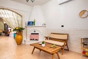 Interior - Trullo 'Chiru' with Private Terrace, Wi-Fi and Air Conditioning (Martina Franca)