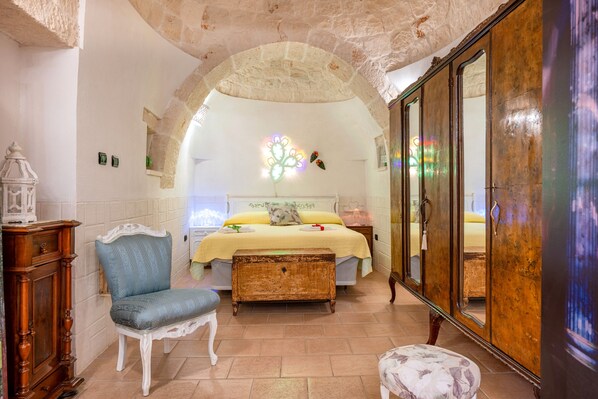 1 bedroom, iron/ironing board, free WiFi, bed sheets - Trullo 'Chiru' with Private Terrace, Wi-Fi and Air Conditioning (Martina Franca)