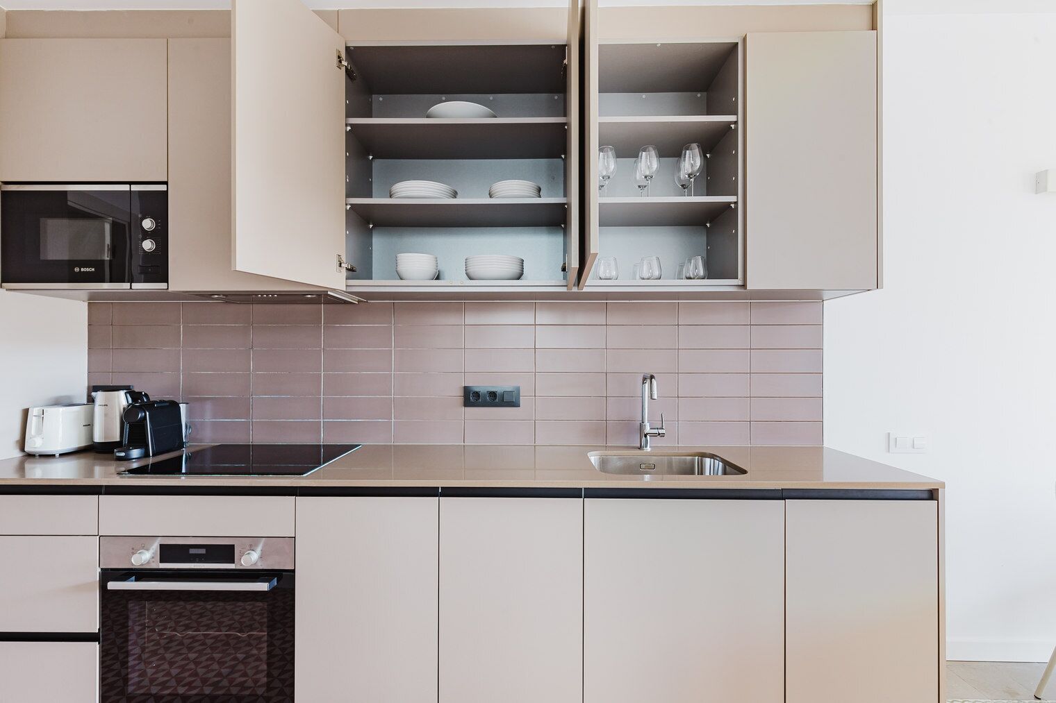 Een koelkast, een magnetron, een oven, een kookplaat