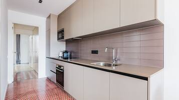 Een koelkast, een magnetron, een oven, een kookplaat