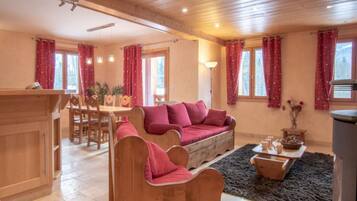 Televisión, chimenea, reproductor de DVD, mesa de ping pong