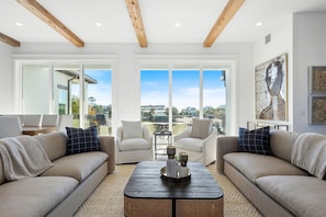 Smart TV, futbolito, mesa de ping pong