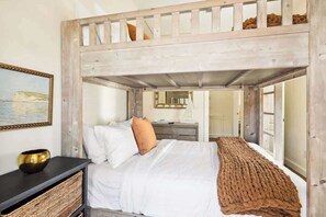 2 chambres, fer et planche à repasser, lit de bébé portatif