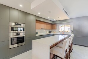 Micro-ondes, four, plaque de cuisson, lave-vaisselle