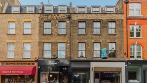 A row of multi-story buildings with various storefronts, including a gallery and a metalwork shop. - Blueground | Clerkenwell, near Moorgate & tube (London)