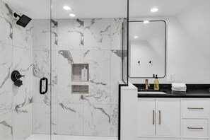 Douche, sèche-cheveux, serviettes fournies, savon