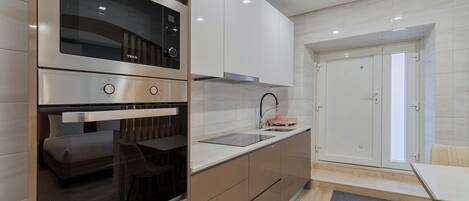 Kühlschrank, Mikrowelle, Ofen, Herdplatte