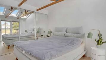 3 bedrooms, iron/ironing board, free WiFi, wheelchair access
