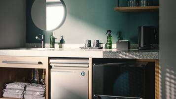 Un baño moderno con lavamanos integrado, espejo y armarios de almacenamiento.