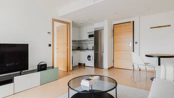 Een televisie en een stereo