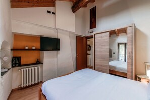 2 quartos, ferros/tábuas de passar roupa, Wi-Fi, roupa de cama