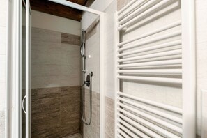 Shower, hair dryer, bidet, towels - Little house in the heart of Sala Comacina (WILLOW HOUSE) (Sala Comacina)
