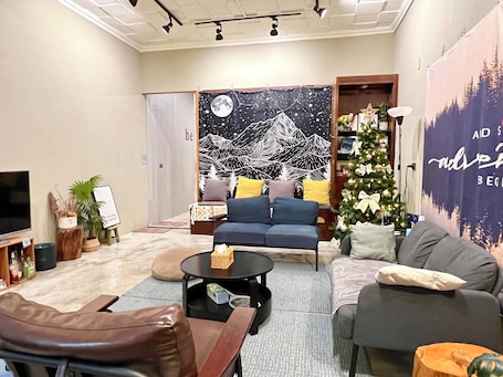 Comfort Cabin, 3 Bedrooms | Living room | 40-inch LED TV with digital channels, streaming services