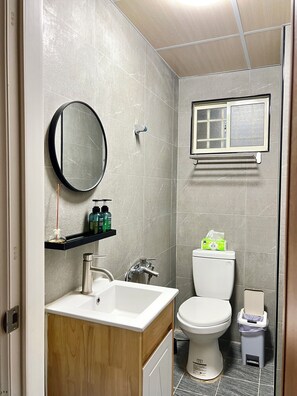 Comfort Cabin, 3 Bedrooms | Bathroom