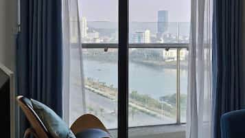 Apartment, 3 Bedrooms | Ruang tamu | 80 inci televisyen skrin rata dengan digital, TV
