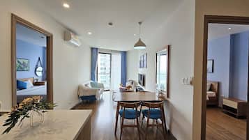 Apartment, 2 Bedrooms | Ruang tamu | 80 inci televisyen skrin rata dengan digital, TV