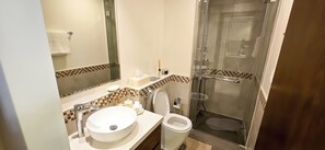 Een douche, een haardroger, handdoeken, zeep