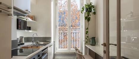 Frigorífico, microondas, horno y placa de cocina