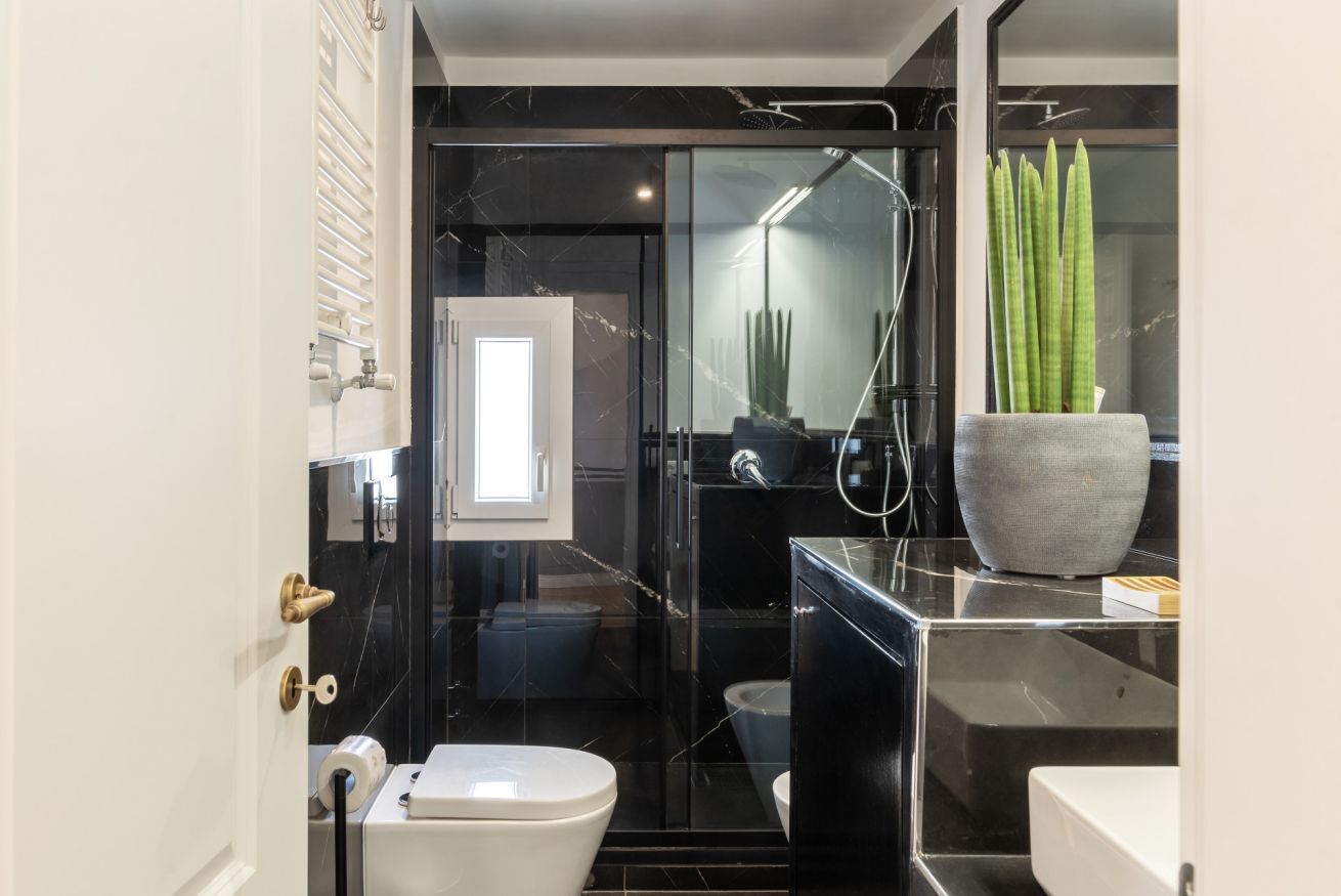 Douche, sèche-cheveux, bidet