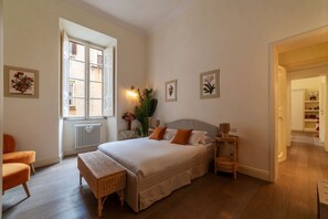 2 slaapkamers, een bureau, een strijkplank/strijkijzer, reisbedje