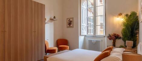 2 habitaciones, escritorio y tabla de planchar con plancha