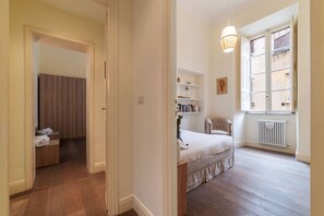 2 slaapkamers, een bureau, een strijkplank/strijkijzer, reisbedje