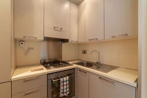 Fridge, oven, dishwasher, coffee/tea maker